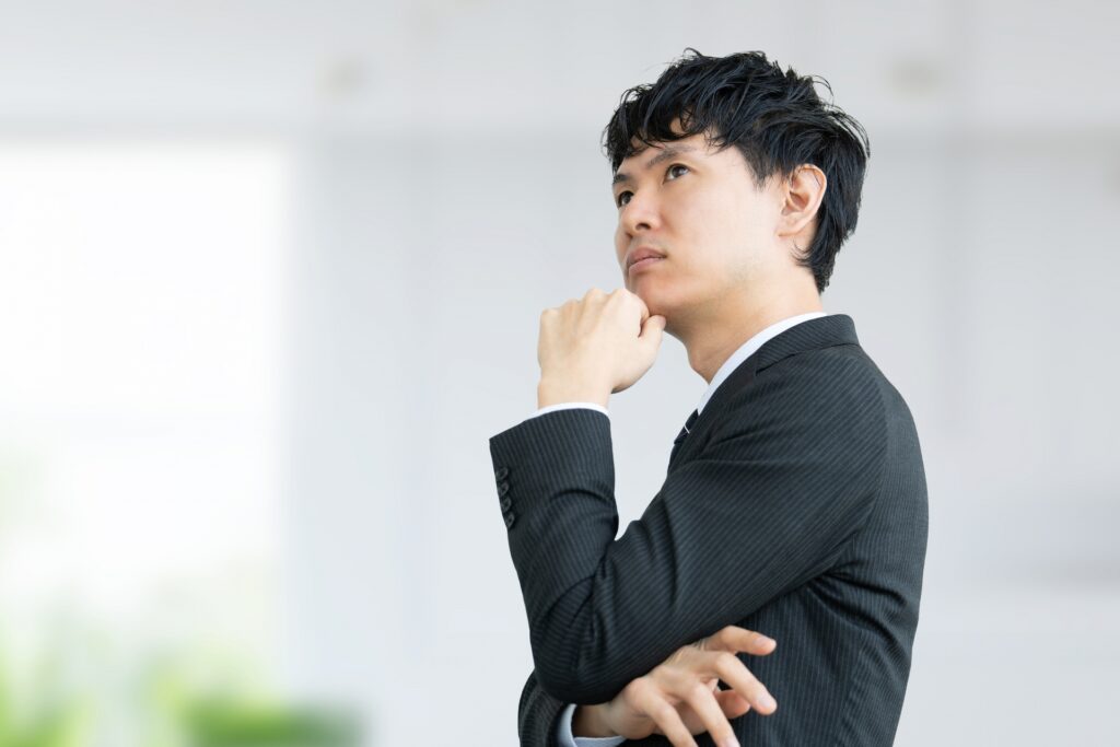 考える男性